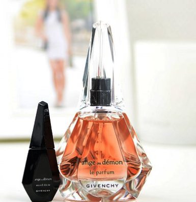 In 2015, Givenchy Parfum released female perfume Ange ou Demon Le Parfum & Accord Illicite Givenchy. This fragrance - extravaganza of eroticism and sensuality. Opens composition seductive jasmine note. Musk - the heart of the fragrance Ange ou Demon Le Parfum & Accord Illicite Givenchy - evokes sensuality. Golden amber in combination with leather and patchouli make a magnetic loop. The small bottle contains a concentrate of patchouli, which can be applied to the pulsating points of the body - it gives the perfume Ange ou Demon Le Parfum & Accord Illicite Givenchy brand new sound.